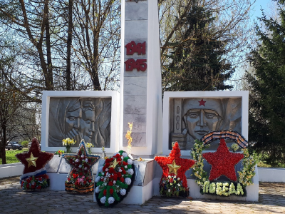 Памятник воинам-землякам.
